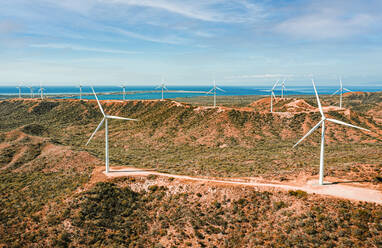 Luftaufnahme von Matafongo, Windpark mit vielen Turbinen, an einem sonnigen Morgen, Bani, Dominikanische Republik - AAEF11899