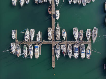 Luftaufnahme des Hafens von Fecamp mit an der Mole verankerten Booten, Seine-Maritime, Frankreich. - AAEF11905