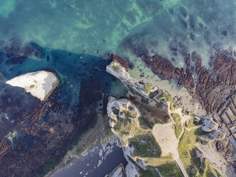 Luftaufnahme der Klippe von Falaise d'Aval von oben, Ansicht eines abstrakten Musters mit Felsen, die dem Meer zugewandt sind, √âtretat, Seine-Maritime, Frankreich. - AAEF11910