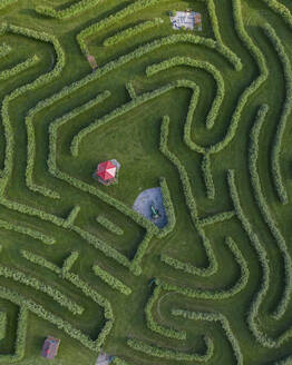 Luftaufnahme eines wunderschönen Labyrinths in einem Garten in Royal Oak Farm Orchard in der Nähe von Harvard, Illinois, Vereinigte Staaten. - AAEF11913