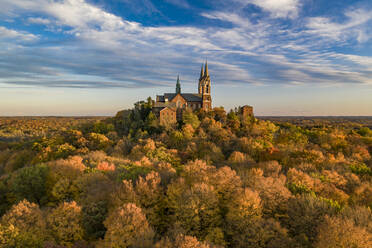 Luftaufnahme von Holy Hill, einer Kirche im mittelalterlichen Stil auf einem Hügel, Hartford, Wisconsin, Vereinigte Staaten. - AAEF11926