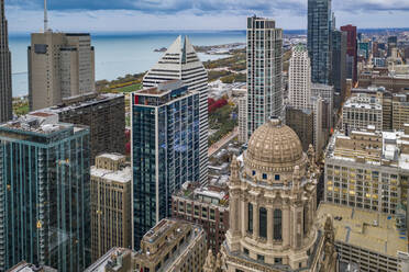 Luftaufnahme des Stadtzentrums von Chicago, Blick auf das Stadtzentrum bei Sonnenuntergang mit Blick auf den Michigansee, Chicago, Illinois, Vereinigte Staaten. - AAEF11934