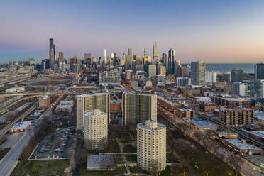 Luftaufnahme des Chicagoer Wohnviertels in der Nähe des Parks Nr. 540 mit der Skyline der Stadt im Hintergrund bei Sonnenuntergang, Chicago, Illinois, Vereinigte Staaten. - AAEF11939