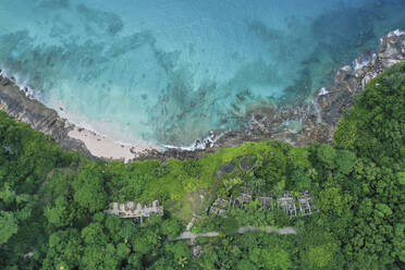 Luftaufnahme eines verlassenen Hotels an der Westküste von Mah√©, Seychellen. - AAEF11942
