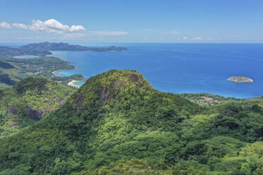 Luftaufnahme der bewaldeten Berge entlang der Westküste von Mah√©, Seychellen. - AAEF11944