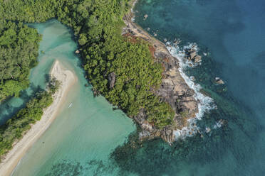 Luftaufnahme von Feuchtgebiet und Strand entlang der Küste bei Grande Anse, West-Mah√©, Seychellen. - AAEF11947