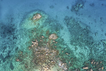 Luftaufnahme von Granitblöcken an der Küste von Mah√©, Seychellen. - AAEF11951