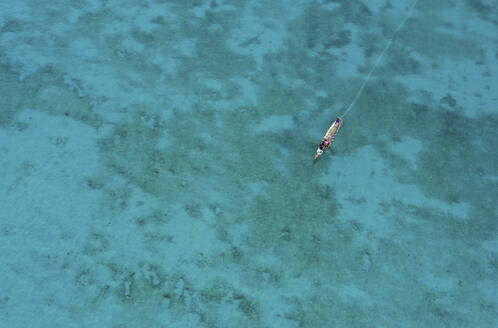 Luftaufnahme von Fischern in einer traditionellen Piroge beim Makrelenfang, Mah√©, Seychellen. - AAEF11953