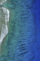 Luftaufnahme der sich über dem Riff brechenden Wellen bei Fr√©gate, Seychellen. - AAEF11954