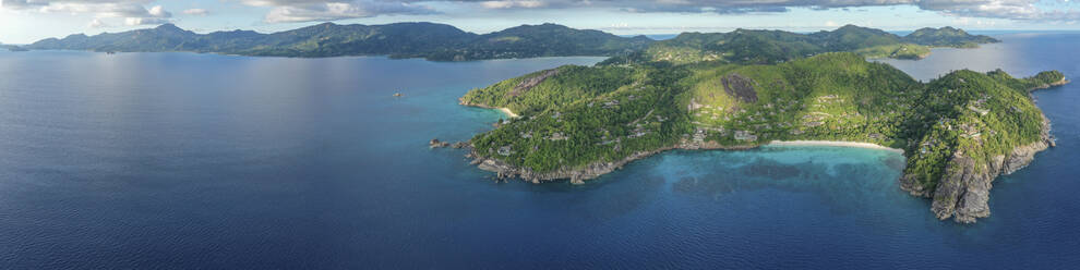 Luftaufnahme von Petite Anse und der Westküste von Mah√© mit Blick auf den Ozean, Seychellen. - AAEF11961