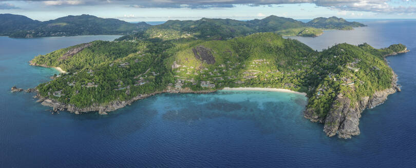 Luftaufnahme von Petite Anse und der Westküste von Mah√© mit Blick auf den Ozean, Seychellen. - AAEF11962