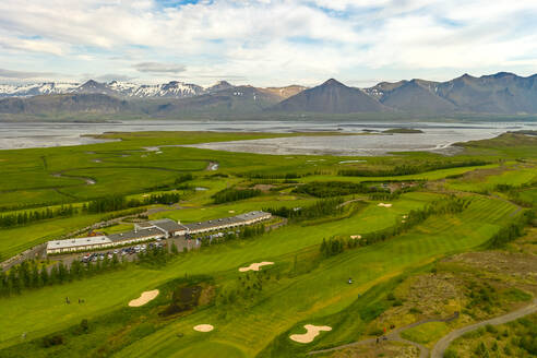 Luftaufnahme des Golfplatzes Hamarsv√∂llur und des Icelandair Hotels Hamar mit Blick auf die Berge in Borgarnes, Island. - AAEF11967