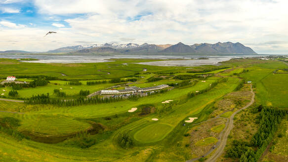 Luftaufnahme des Golfplatzes Hamarsv√∂llur und des Icelandair Hotels Hamar mit Blick auf die Berge in Borgarnes, Island. - AAEF11968