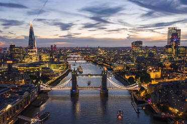 Luftaufnahme der Londoner Brücke über die Themse bei Sonnenuntergang, Vereinigtes Königreich. - AAEF11971