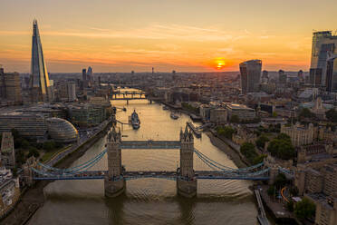 Luftaufnahme der Tower Bridge und des Shard-Gebäudes mit der Skyline von London bei Sonnenuntergang, Vereinigtes Königreich. - AAEF11972