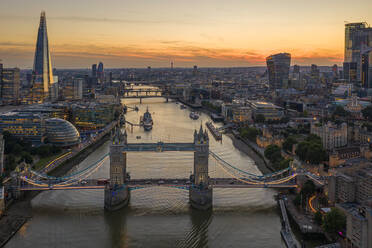 Luftaufnahme der Tower Bridge und des Shard-Gebäudes mit der Skyline von London bei Sonnenuntergang, Vereinigtes Königreich. - AAEF11973