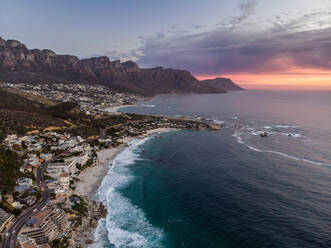 Luftaufnahme von Clifton Beach bei Sonnenuntergang, Kapstadt, Südafrika - AAEF11981