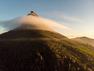 Luftaufnahme Morgen Lions Head mit Nebel Kapstadt, Südafrika - AAEF11983