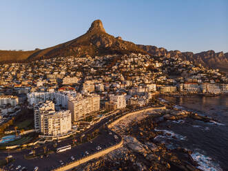 Luftaufnahme des Berges Lions Head und der Bantry Bay, Kapstadt, Südafrika - AAEF11991