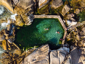 Luftaufnahme von Schwimmern im Saunders Rock Tidal Pool, Kapstadt, Südafrika. - AAEF12001