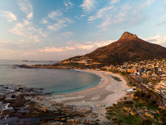 Luftaufnahme des Strandes von Camps Bay und des Lions Head Mountain bei Sonnenuntergang, Kapstadt, Südafrika - AAEF12003