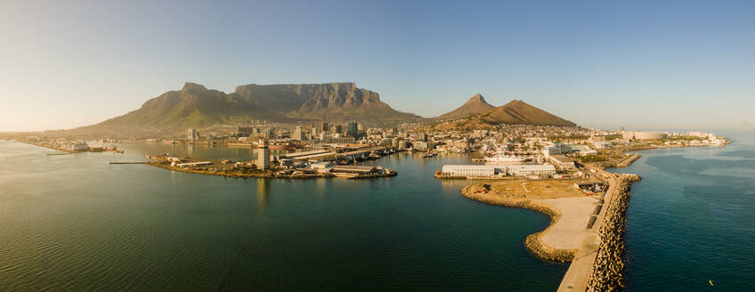 Panoramablick auf das Ufer der V & A Waterfront, das Kapstadt-Stadion und den Sonnenaufgang am Tafelberg im Sommer von der Atlantikküste, Sea Point, Kapstadt, Südafrika - AAEF12004