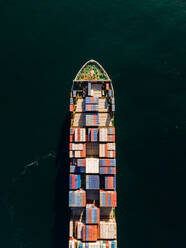 Luftaufnahme eines Containerschiffs von über dem Atlantik Kapstadt, Südafrika im Sommer vom Atlantik aus, Sea Point, Kapstadt, Südafrika - AAEF12006