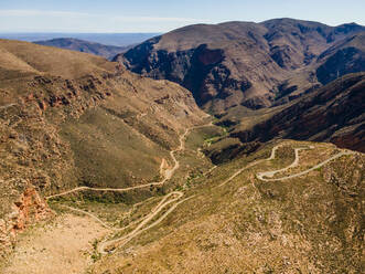 Luftaufnahme des Swartberg-Passes auf der R328 durch die Swartberg-Bergkette am Nordrand der halbtrockenen Karoo, Westkap, Südafrika - AAEF12013