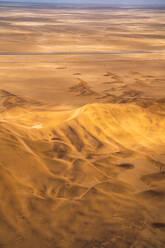 Luftaufnahme der Dünen der namibischen Wüste in der Nähe der Swakomund-Küste, Namibia. - AAEF12016