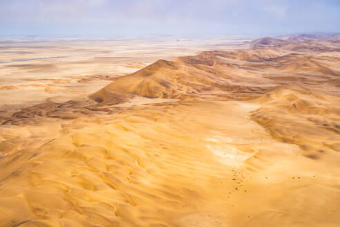 Luftaufnahme der Dünen der namibischen Wüste in der Nähe der Swakomund-Küste, Namibia. - AAEF12018