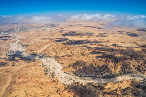 Luftaufnahme der namibischen Wüstenmondlandschaft bei Swakomund, Namibia. - AAEF12019