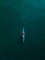 Luftaufnahme von zwei Personen, die in einem Kajak im tiefen Wasser des Atlantiks in der Nähe von Sea Point, Kapstadt, Südafrika, paddeln. - AAEF12027