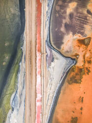 Luftaufnahme der abstrakten Landschaft der Salzpfanne von Walvis Bay, Region Erongo, Namibia. - AAEF12030