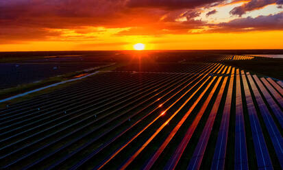 Luftaufnahme eines Solarzellenfeldes bei Sonnenuntergang, Micco, Florida, Vereinigte Staaten. - AAEF12036