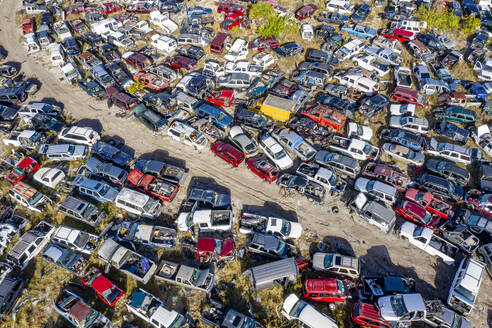 Luftaufnahme eines Fahrzeugwracks auf einem Schrottplatz in Mims, Florida, Vereinigte Staaten. - AAEF12048