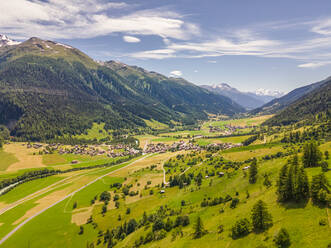 Luftaufnahme von Reckingen im Goms im Sommer in der Schweiz, mit dem Weisshorn im Hintergrund - AAEF12083