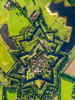 Luftaufnahme des Festungsdorfs Bourtange in der Nähe der Stadt Groningen in den Niederlanden. - AAEF12093