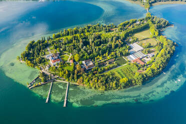 Luftaufnahme der schönen kleinen Insel Mainau im Bodensee in der Nähe der kleinen Stadt Konstanz, Deutschland. - AAEF12096