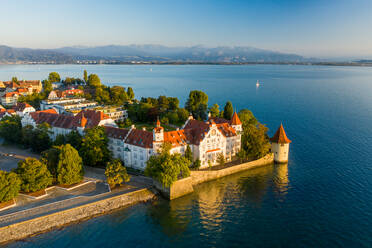 Luftaufnahme der schönen kleinen Stadt Lindau auf der Lindauer Insel im Bodensee, Deutschland. - AAEF12102