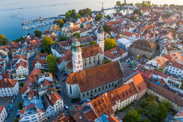 Luftaufnahme der schönen kleinen Stadt Lindau auf der Lindauer Insel im Bodensee, Deutschland. - AAEF12104