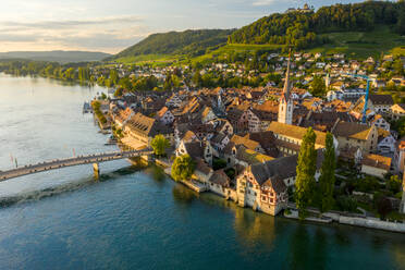 Luftaufnahme der schönen Stadt Stein am Rhein am Rheinufer, Schweiz. - AAEF12106