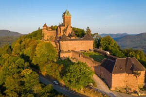 Luftaufnahme des Schlosses Chateau du Haut-Koenigsbourg bei Sonnenuntergang, Orschwiller, Frankreich. - AAEF12113