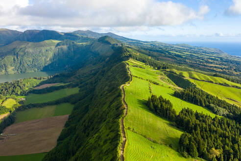Luftaufnahme der schönen Landschaft an der Lagoa Azul auf der Insel San Miguel bei Ponta Delgada, Azoren. - AAEF12116