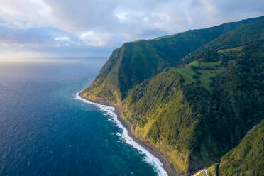 Luftaufnahme der schönen Küste vom Miradouro da Ponta do Sossego, einem hohen Aussichtspunkt auf der Insel Sao Miguel im Azoren-Archipel, Portugal. - AAEF12121