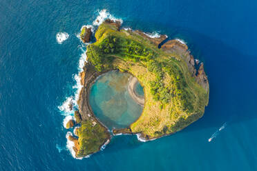 Luftaufnahme der Vila Franca do Campo auf dem Azoren-Archipel, Insel Sao Miguel, Portugal. - AAEF12124