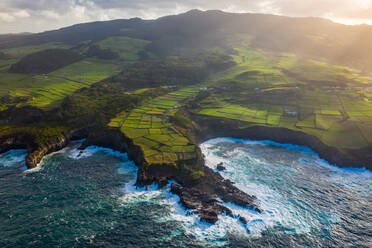 Luftaufnahme des Atlantischen Ozeans mit rauen Wellen, die an die Felsen der Insel Terceira (Azoren, Portugal) schlagen. - AAEF12129