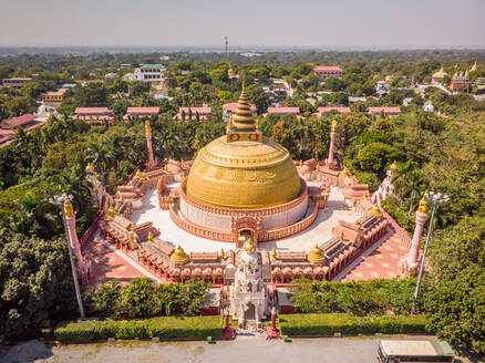 Luftaufnahme der internationalen buddhistischen Sitagu-Akademie, umgeben von einem schönen Garten, Gemeinde Sagaing, Myanmar. - AAEF12147