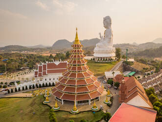 Luftaufnahme der Wat Huay Pia Kang-Pagode, eines großen buddhistischen Tempels mit Pagode und Statuen, Mueang Chiang Rai, Thailand. - AAEF12154