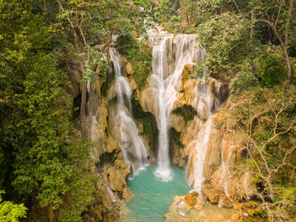 Luftaufnahme des Kuang Si-Wasserfalls mit schöner Waldvegetation, Bezirk Luang Prabang, Laos. - AAEF12156