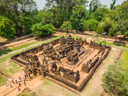 Luftaufnahme von Touristen beim Besuch des Shiva-Tempels Banteay Srei, Banteay Srei, Provinz Siem Reap, Kambodscha. - AAEF12159